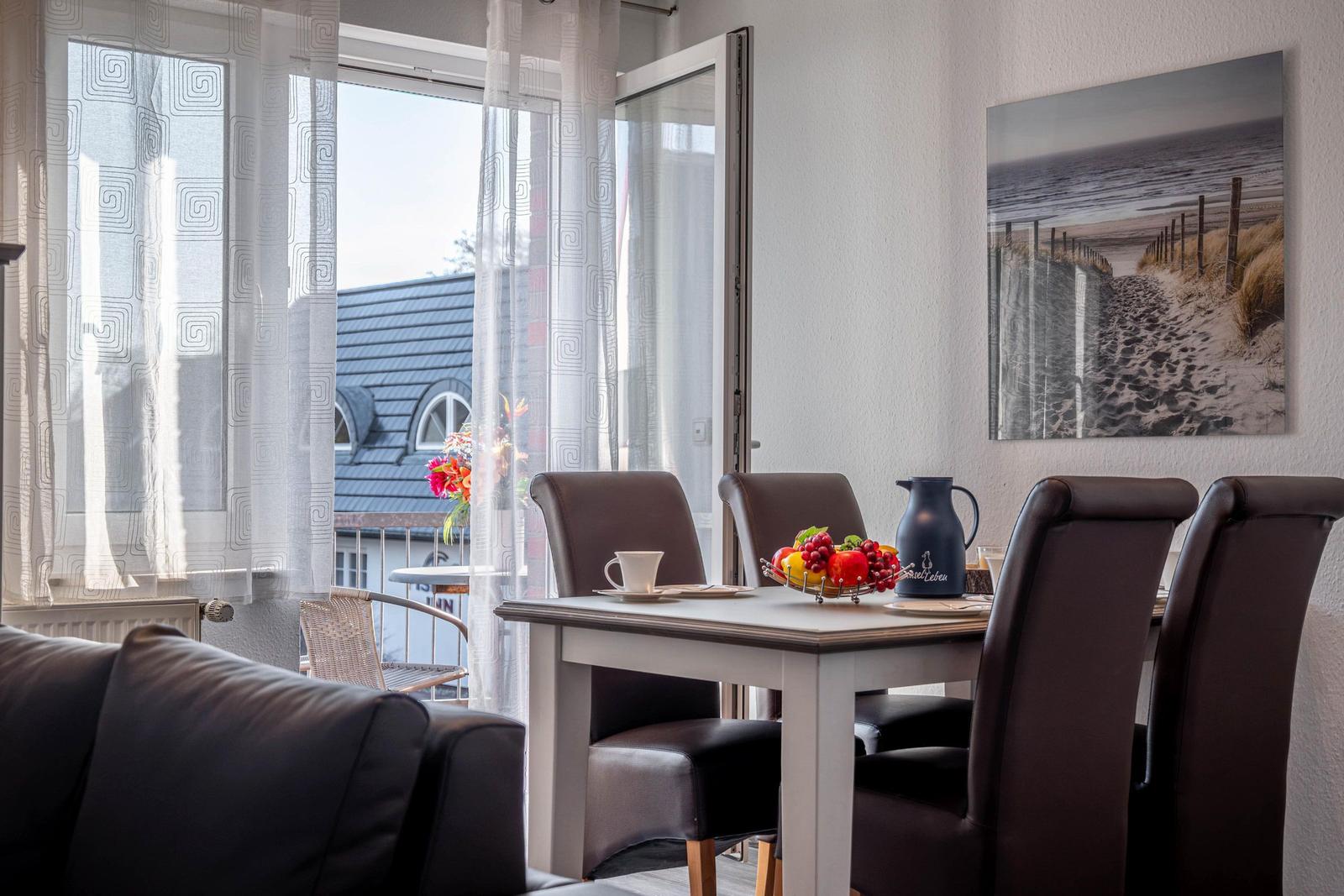 Essbereich mit Blick zum Balkon