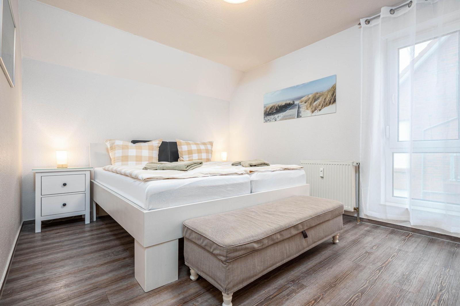 Schlafzimmer mit Doppelbett und Nachttischen