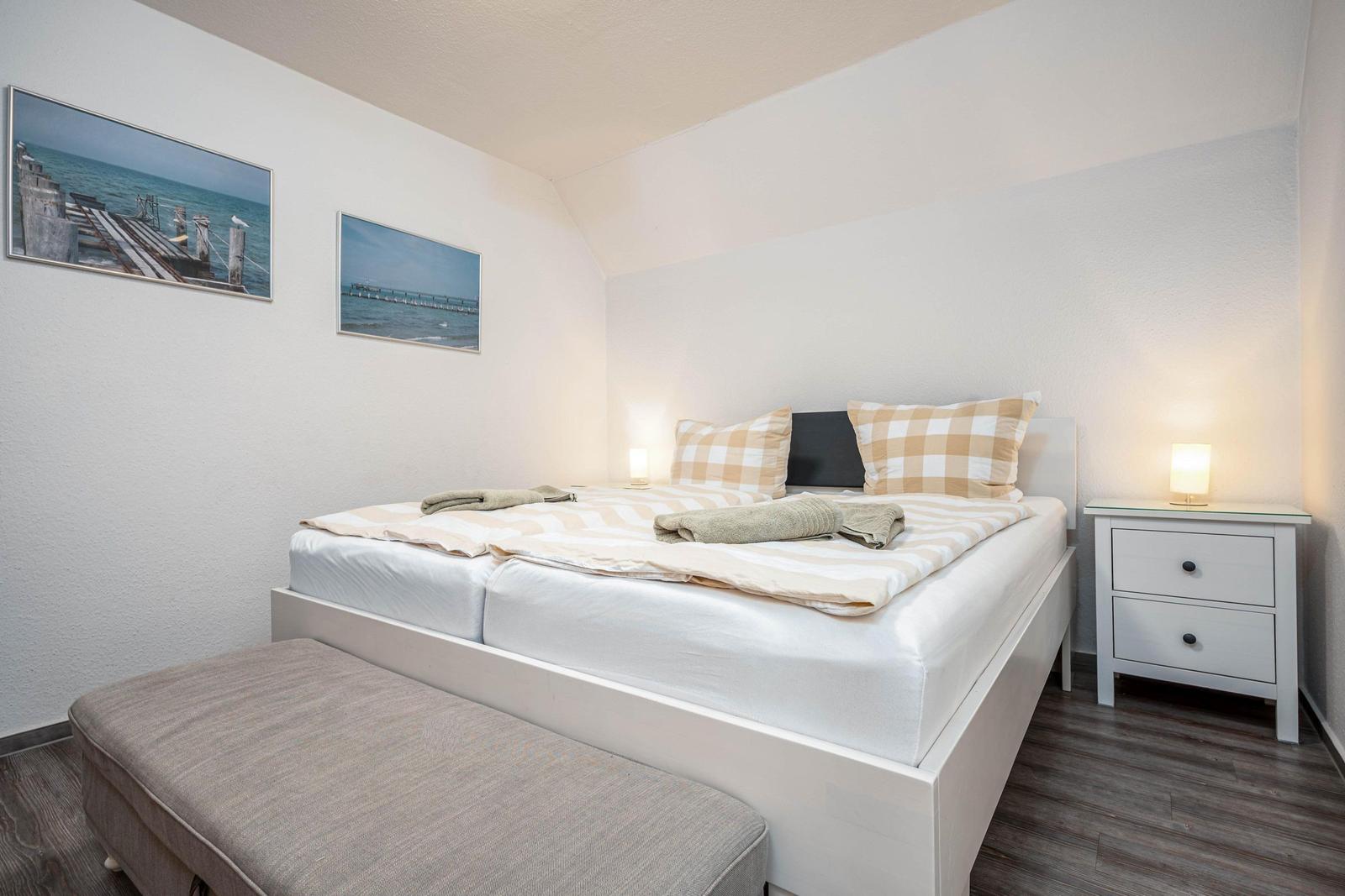 Schlafzimmer mit Doppelbett