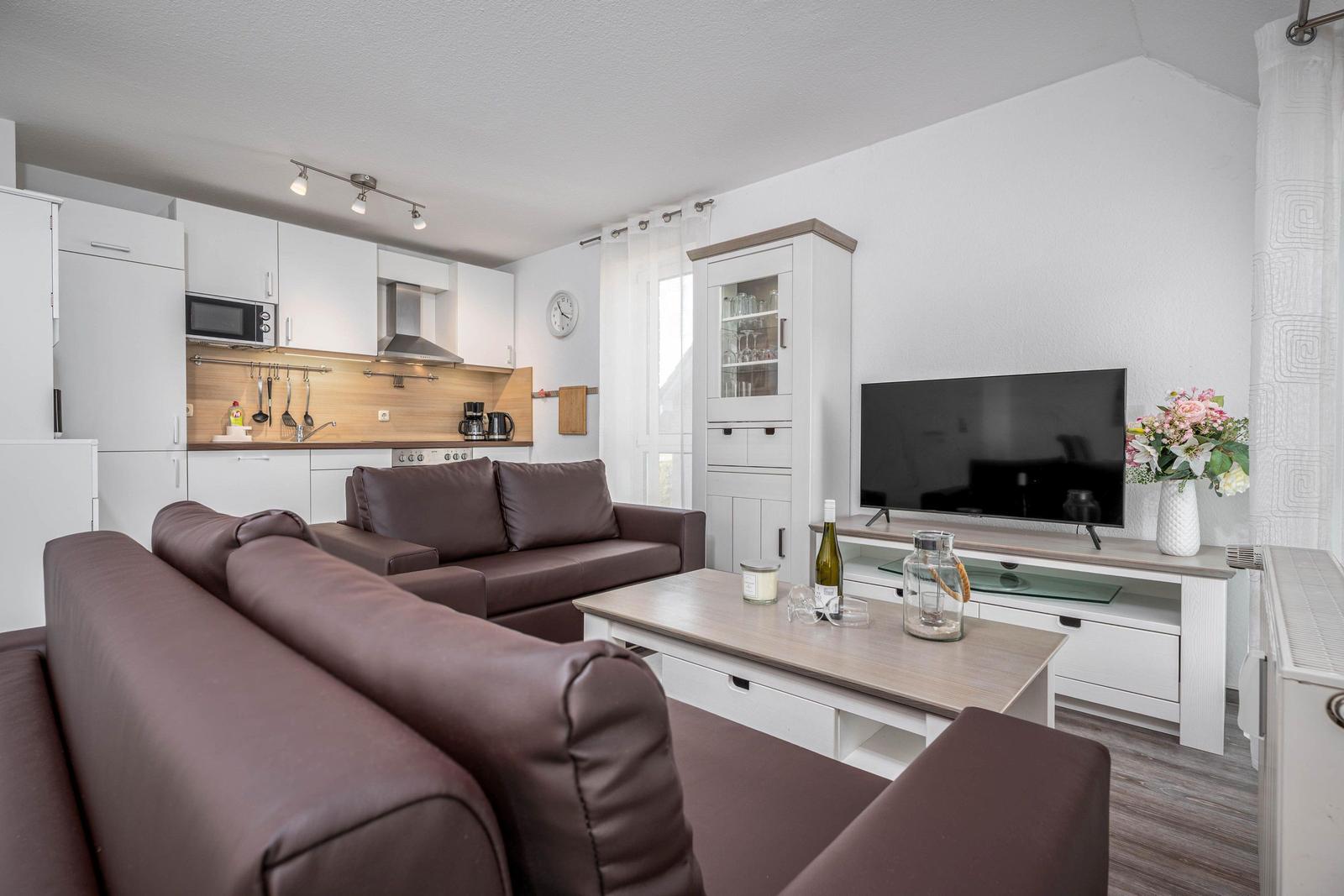 Wohnbereich mit Sofa und Blick zur Küche