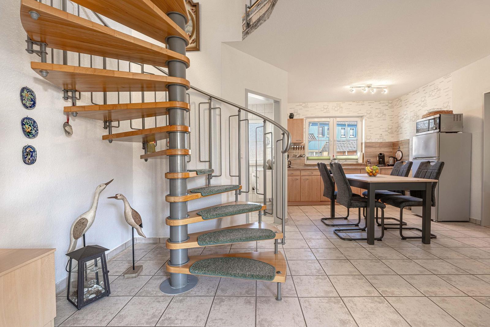 Wohnbereich mit Treppe ins Obergeschoss