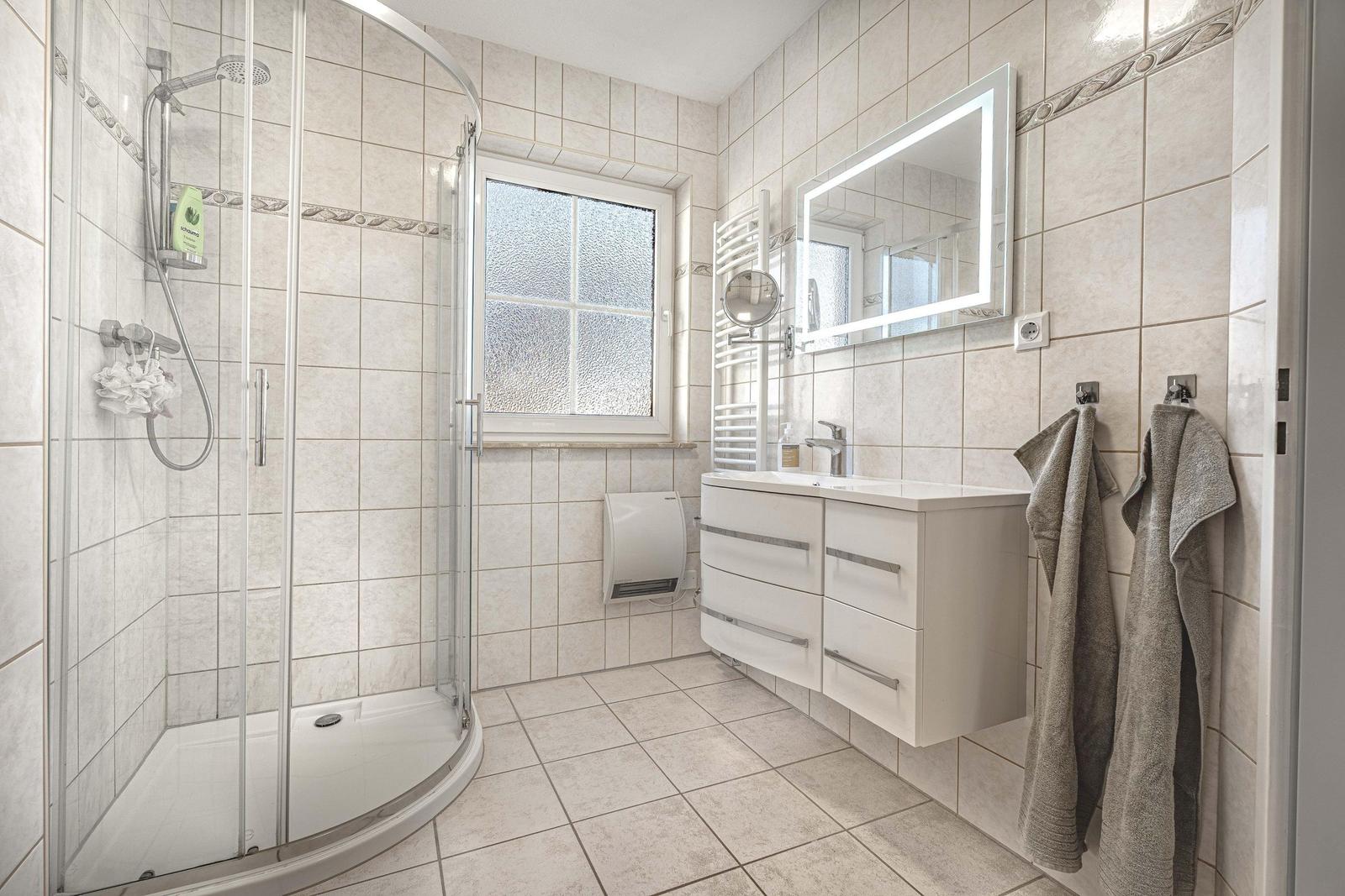 Badezimmer mit Dusche