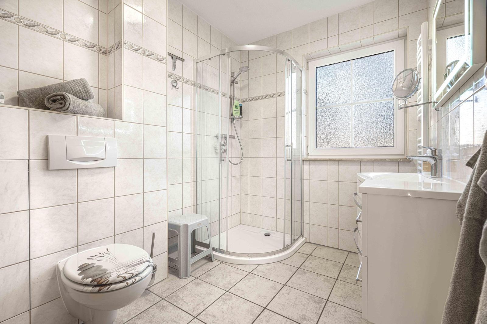 Badezimmer mit WC und Dusche