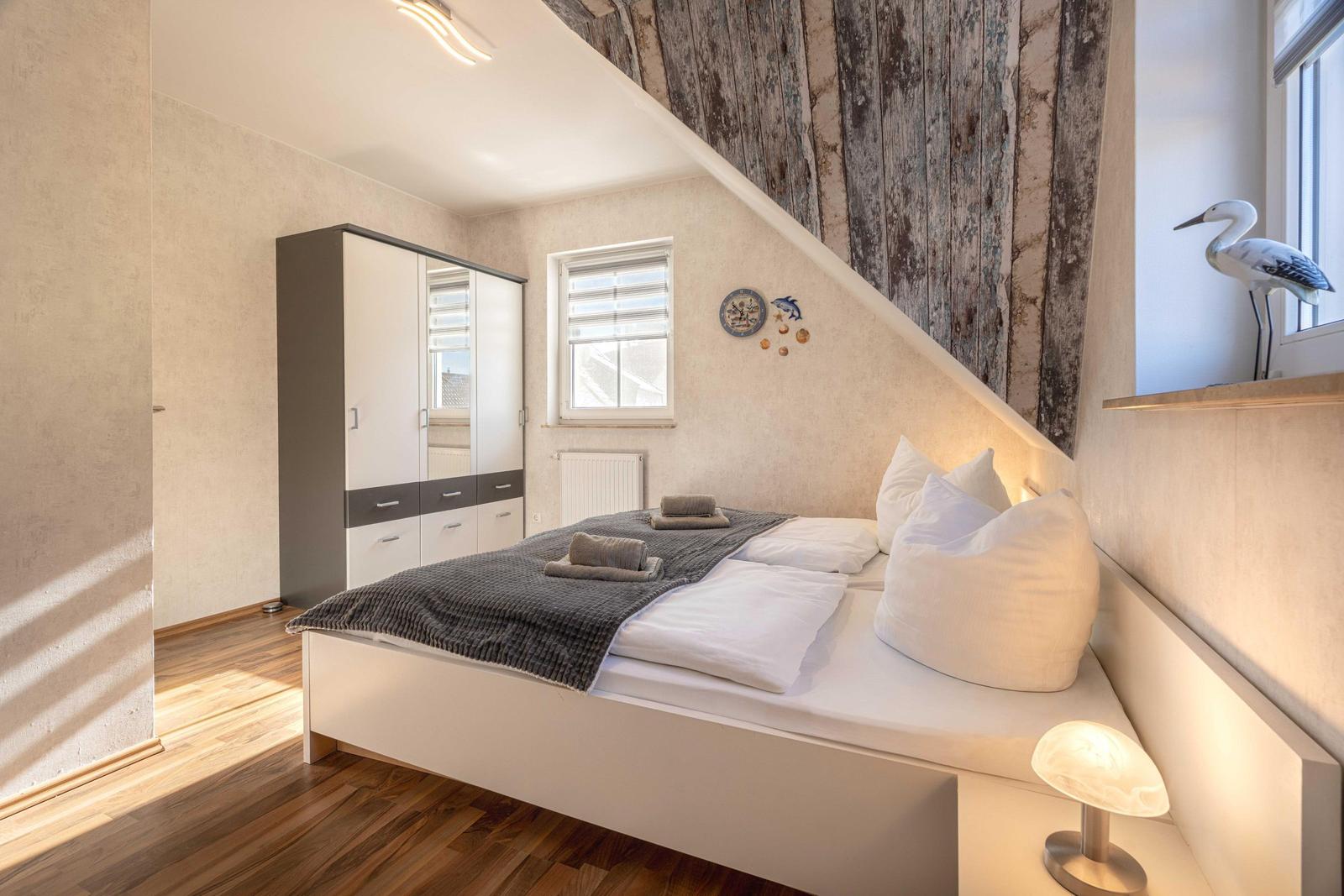 Schlafzimmer mit Doppelbett und Kleiderschrank