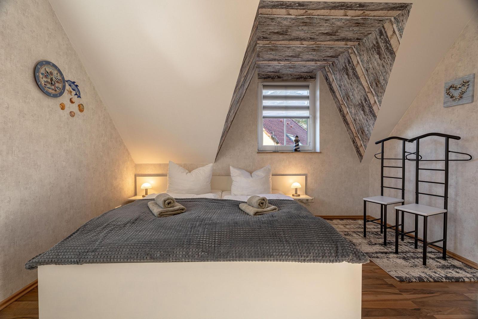 Schlafzimmer mit Doppelbett