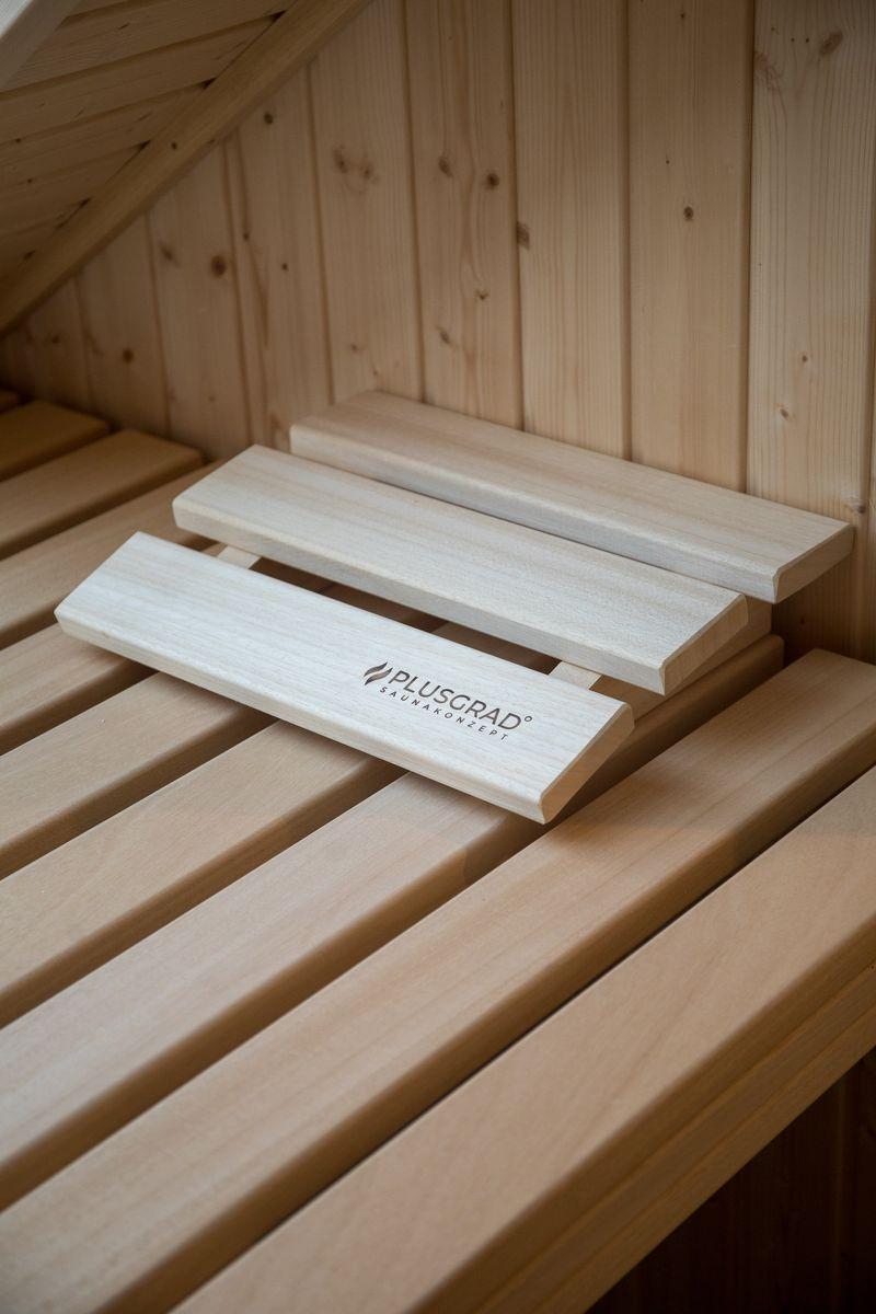 Holzsauna mit Sitzbänken und Markenlogo