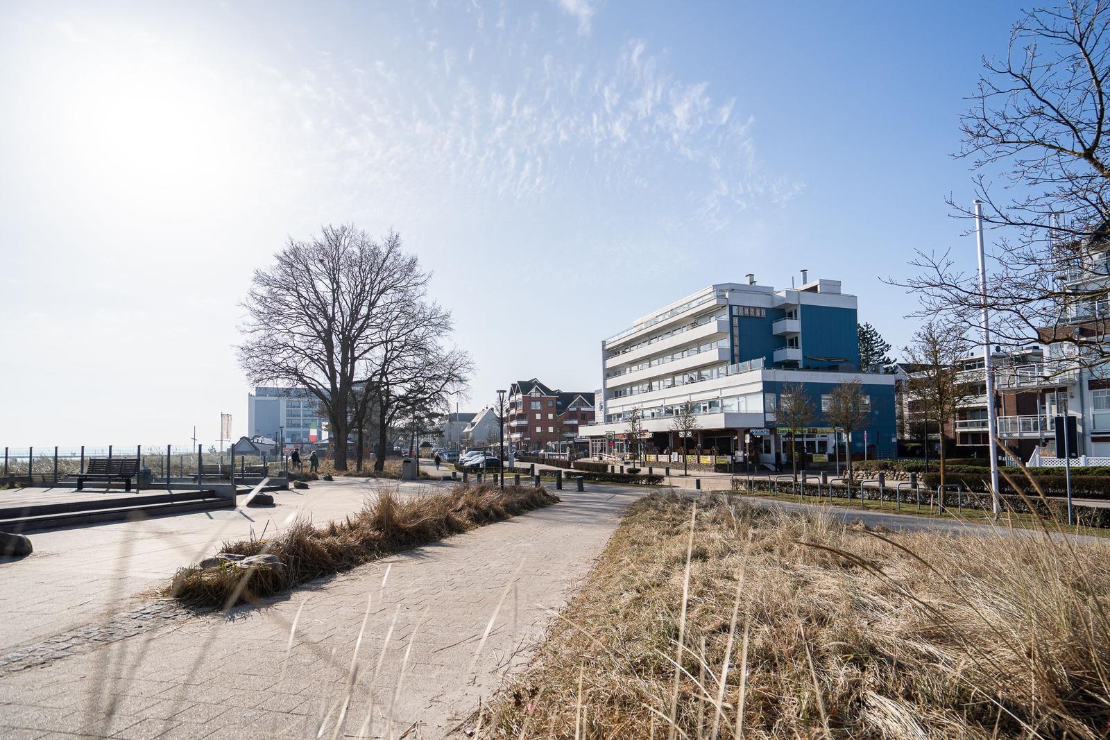 Pavillon mit Blick auf den Strand und moderne Gebäude