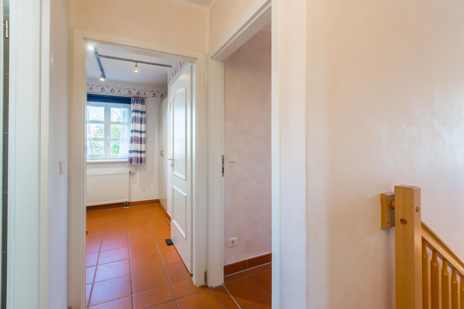 Flur mit Blick in Schlafzimmer und Treppenhaus