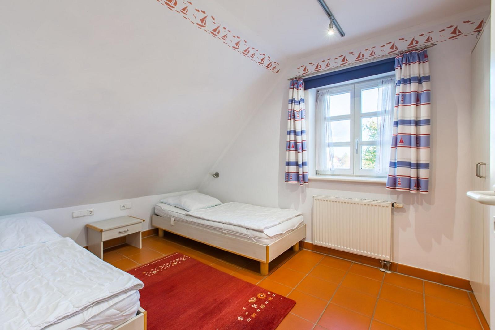 Zimmer mit zwei Betten, Fenster und Heizkörper