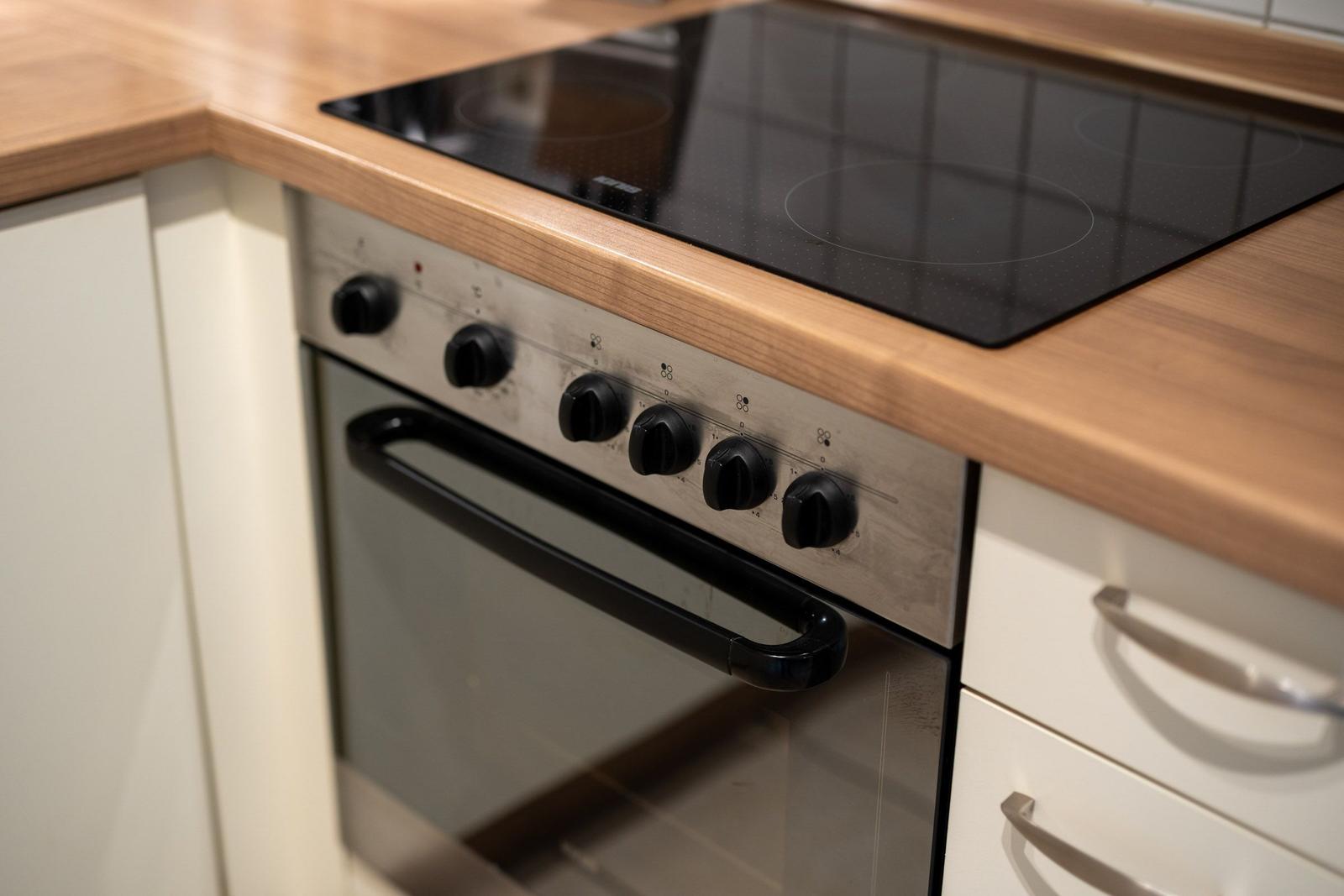 Küche mit Edelstahlherd und Holzoberfläche