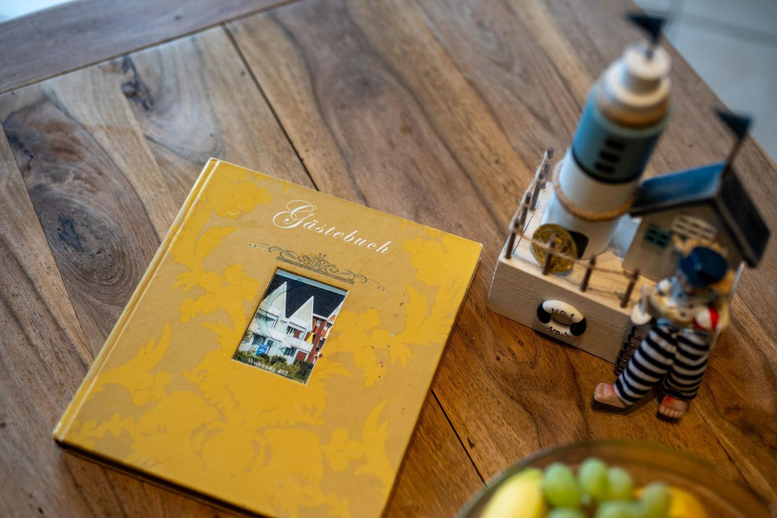 Gästebuch und dekorative Figur auf Holztisch