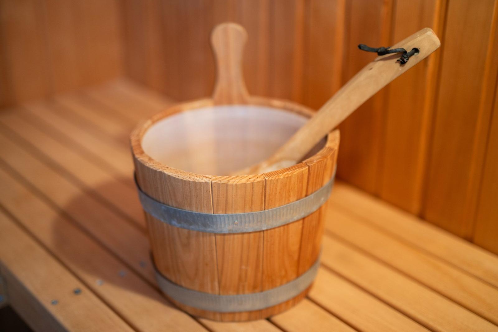 Holzschale mit Löffel auf Saunabank