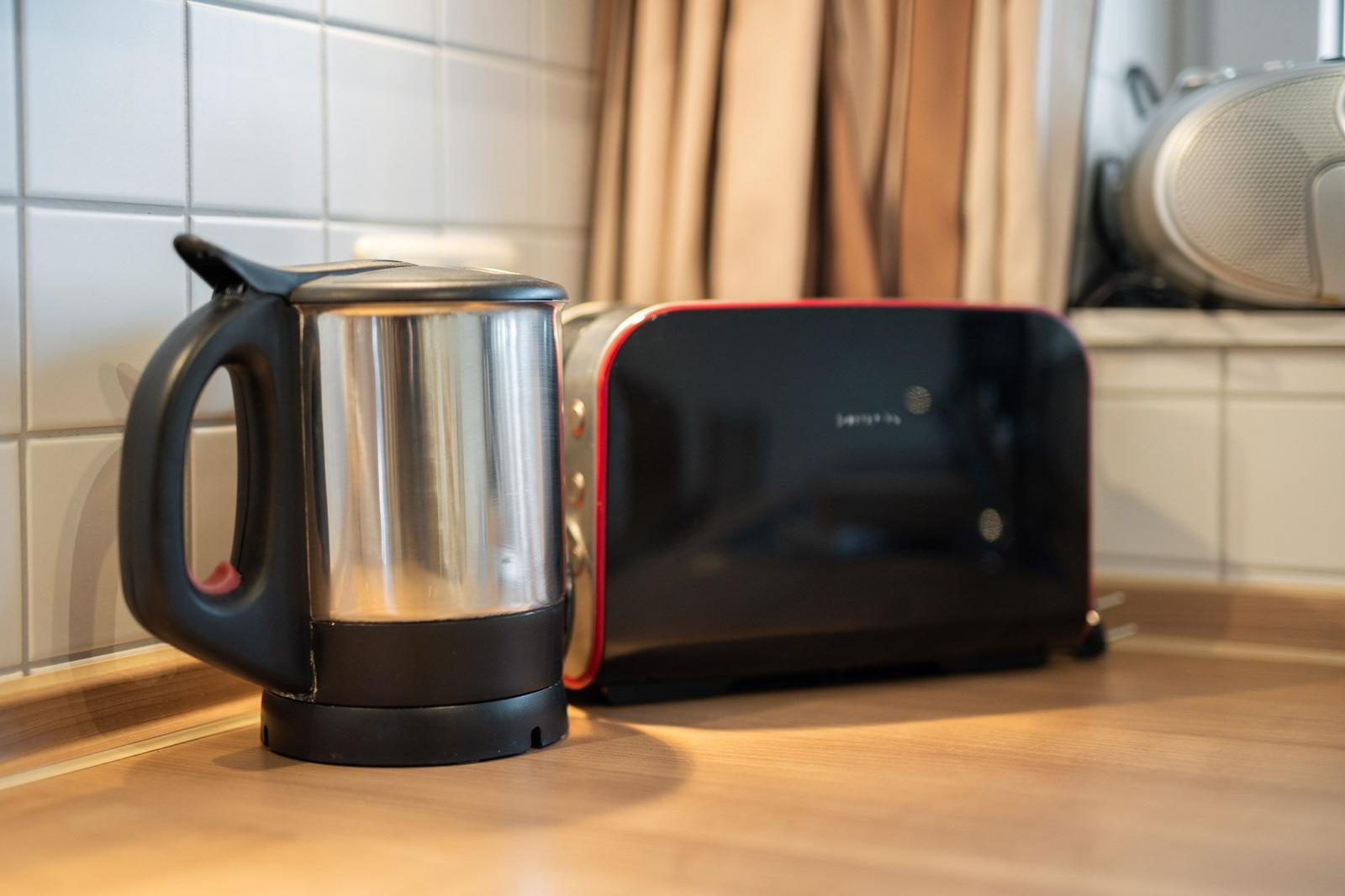 Küchenzeile mit Kaffeekanne und Toaster