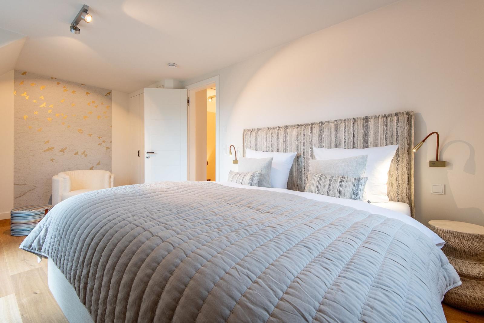 Schlafzimmer mit Bett, Kopfteil und Nachttischen