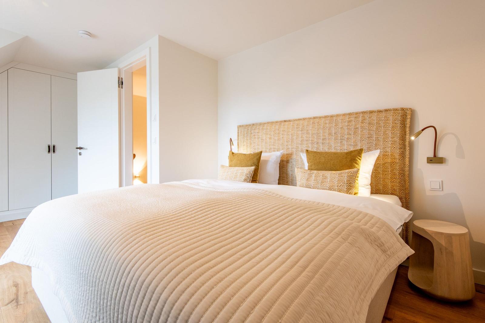 Schlafzimmer mit Bett, Kopfteil und Nachttisch