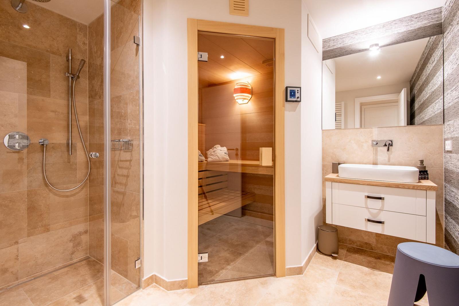 Bad mit Dusche, Sauna und Waschbecken