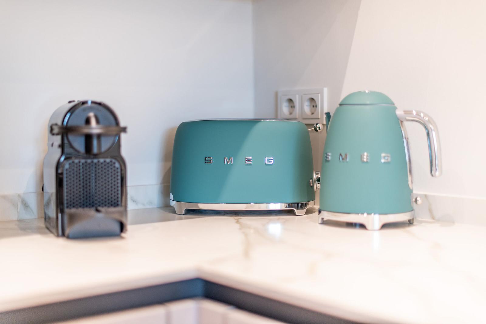 Küchenzeile mit Toaster, Kaffeemaschine und Wasserkocher.