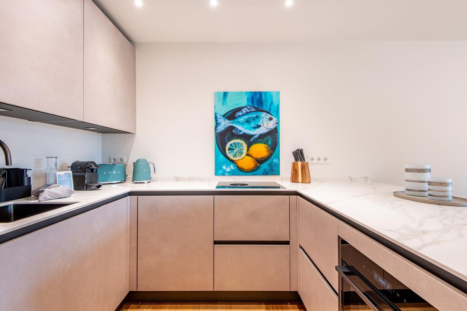 Moderne Küche mit Marmorarbeitsplatte und Küchenzeile.