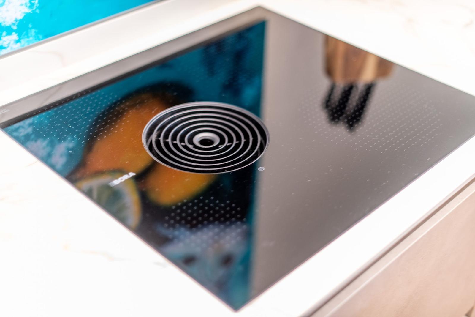 Induktionskochfeld mit Glasoberfläche und runden Kochzonen.