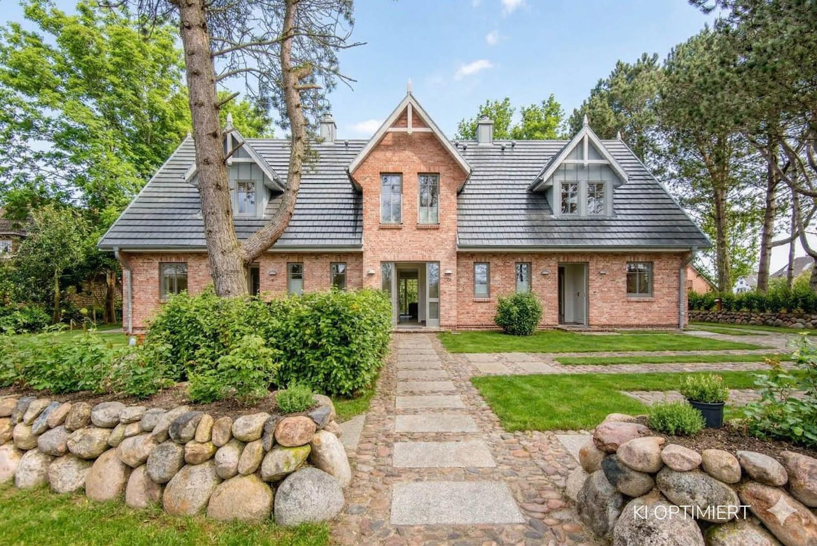 Haus mit Steinweg und Grünanlage