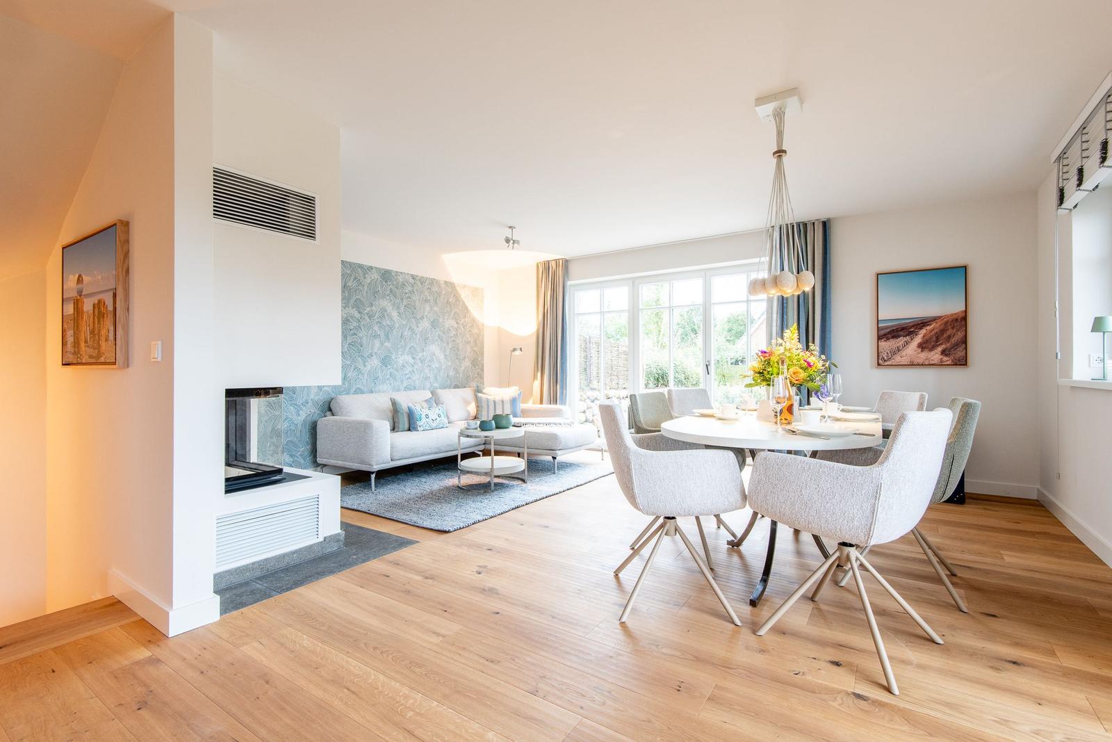 Wohn- und Essbereich mit moderner Einrichtung und Holzboden.