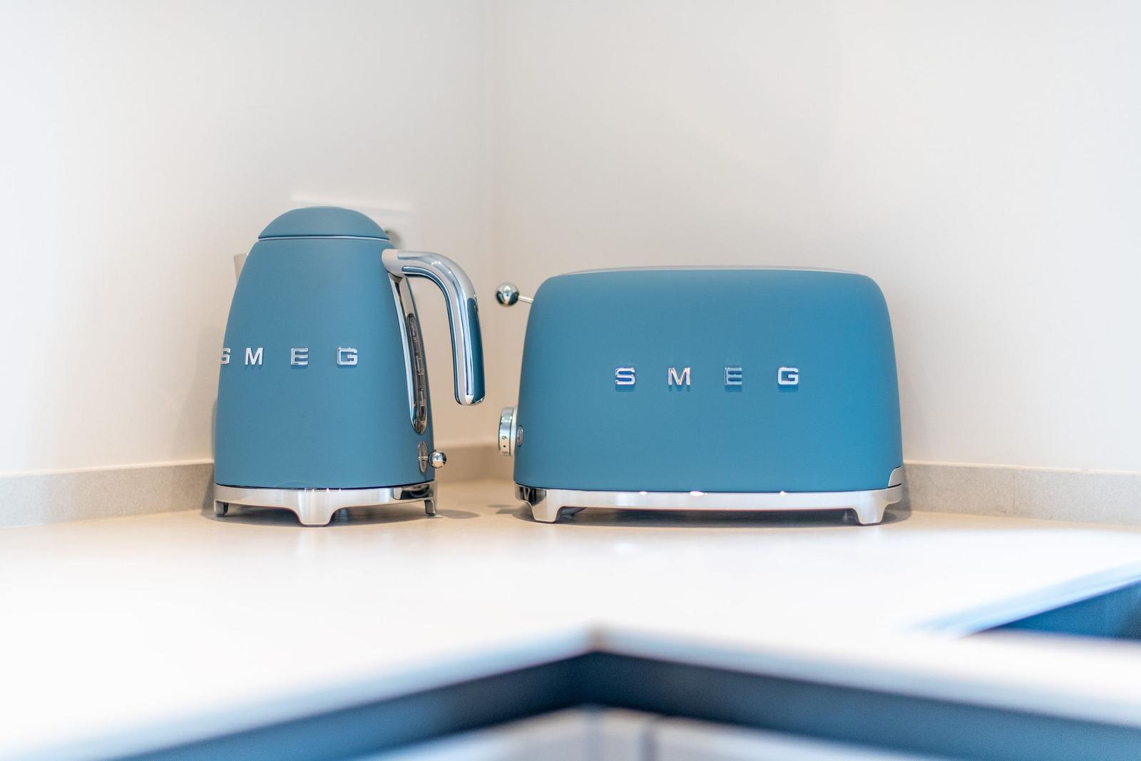 Zwei blaue Küchengeräte auf Arbeitsfläche