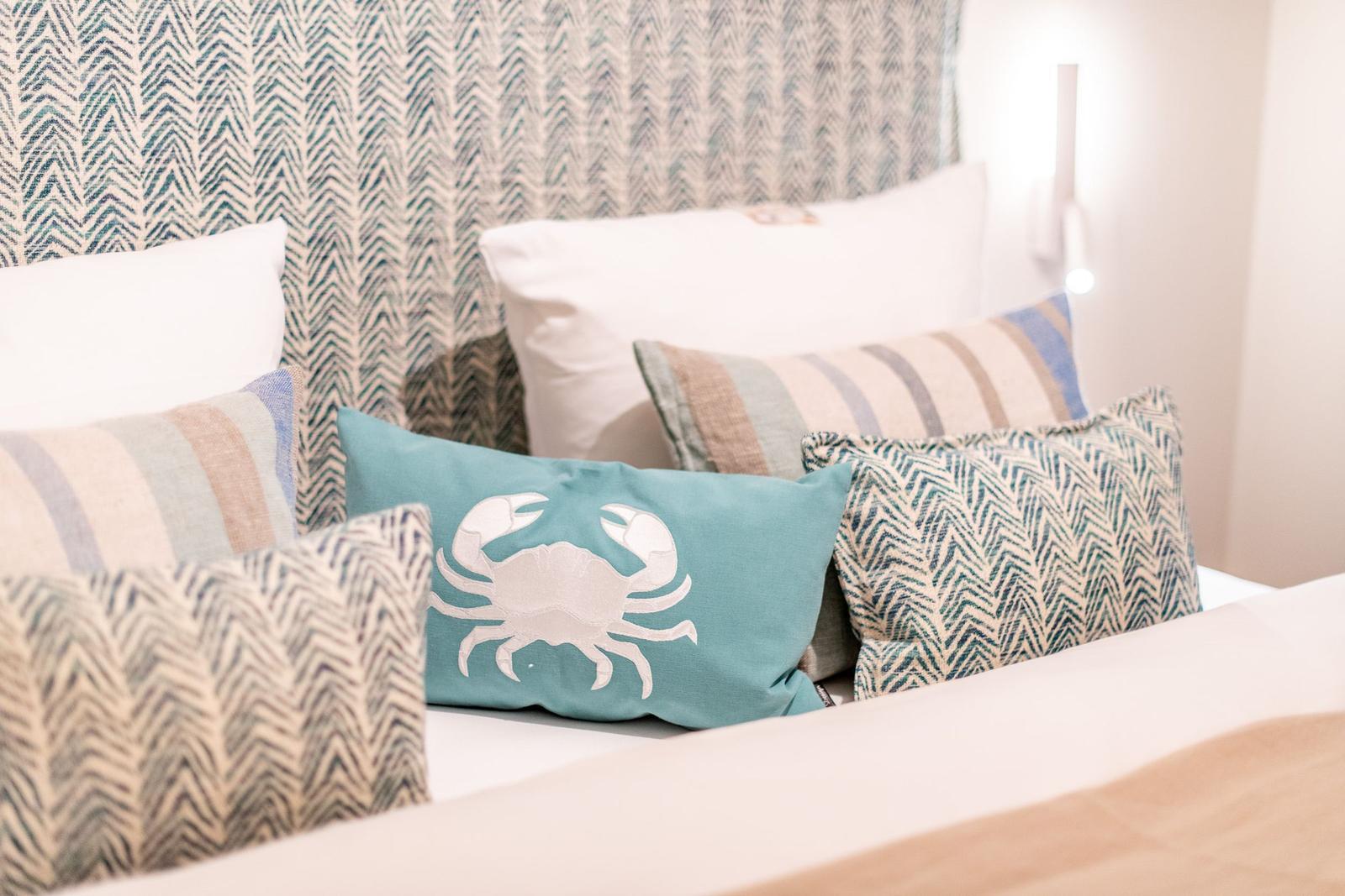 Bettkopf mit Muster, Kissen mit Krebsmotiv und Streifenmuster