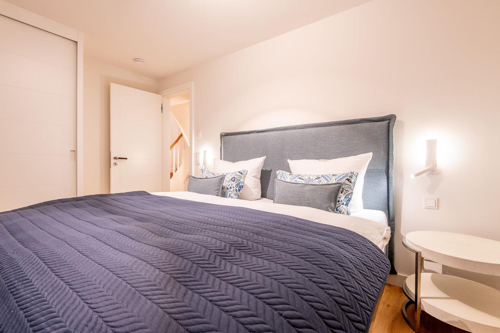 Schlafzimmer mit Bett, Kopfteil und Nachttisch