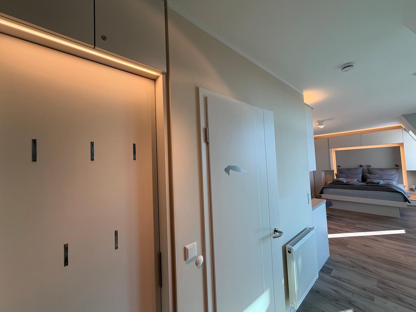 Schlafzimmer mit Bett, Schrank und Heizung