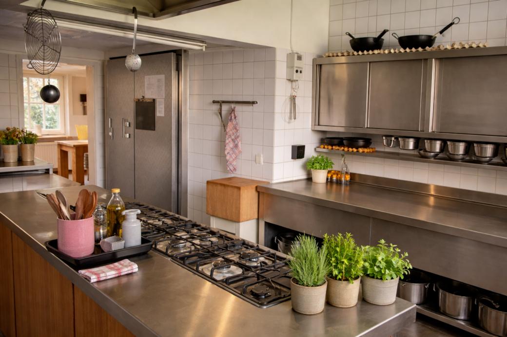 Küche mit Edelstahlarbeitsfläche, Gasherd und Küchenzeile