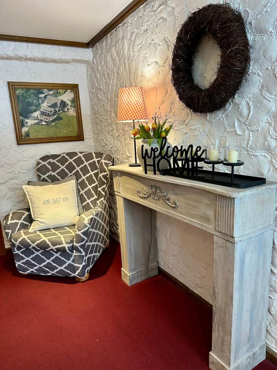 Eingangsbereich mit Sessel, Schminktisch und Dekoration.