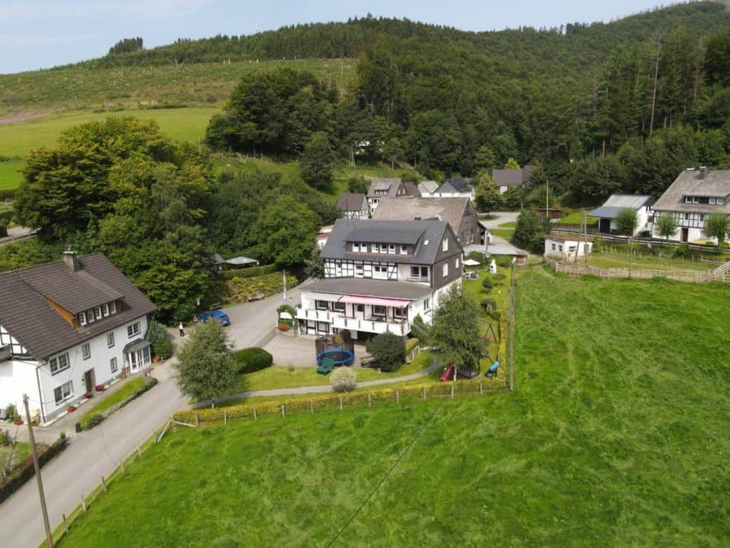 Haus mit Garten und Spielplatz in grüner Umgebung