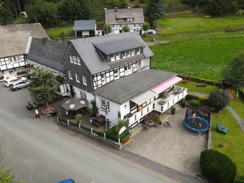 Haus mit Terrasse, Spielplatz und Trampolin im Grünen