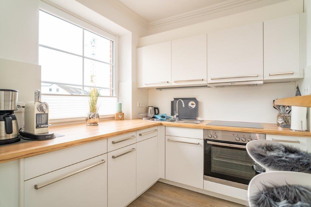 Offene, voll ausgestattete Küche