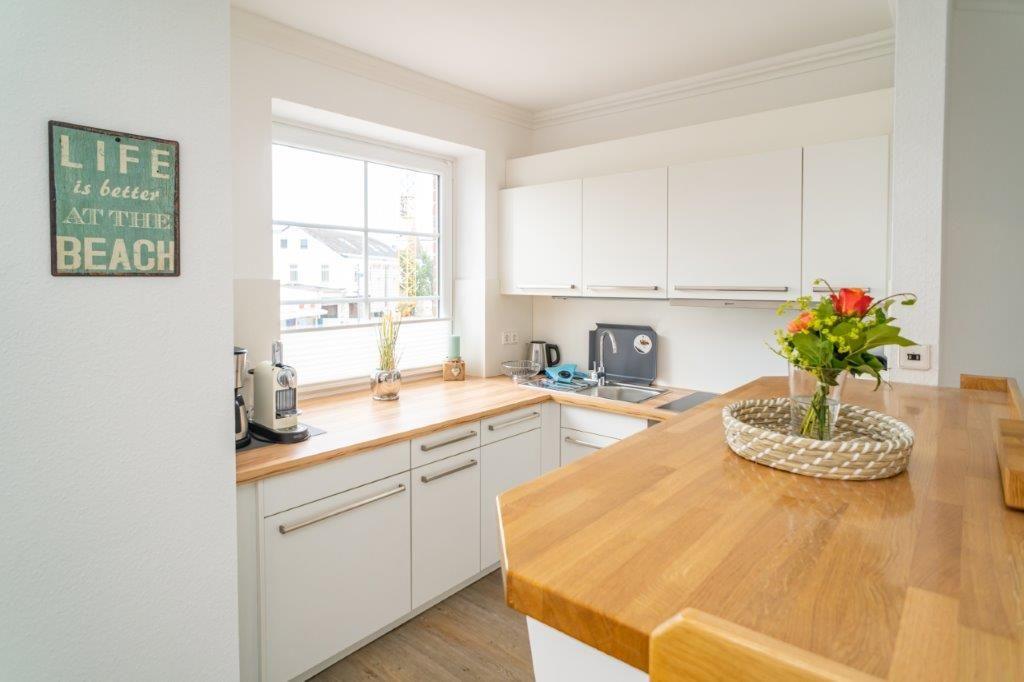 Offene, voll ausgestattete Küche