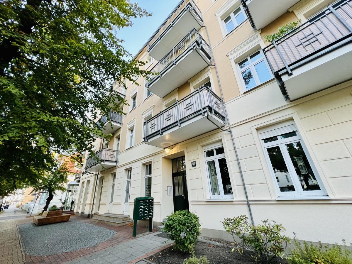 Fassade eines Mehrfamilienhauses mit Balkonen und Fenstern