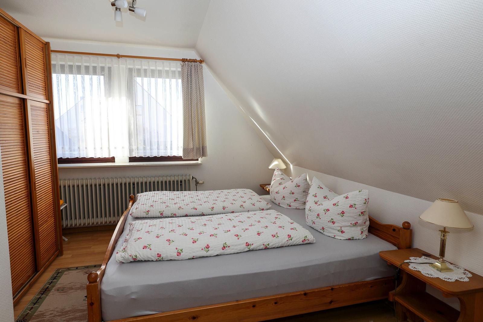 Schlafzimmer mit Doppelbett