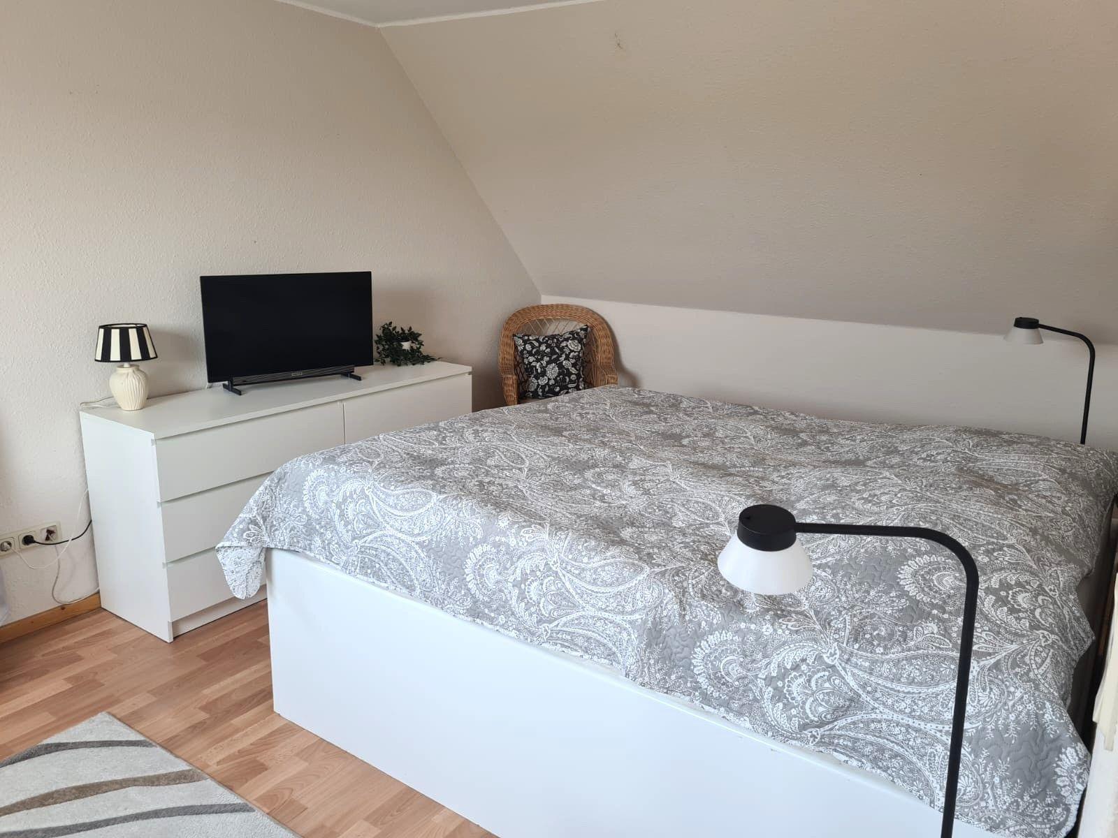 Schlafzimmer 4; OG; mit großem Boxspringbett