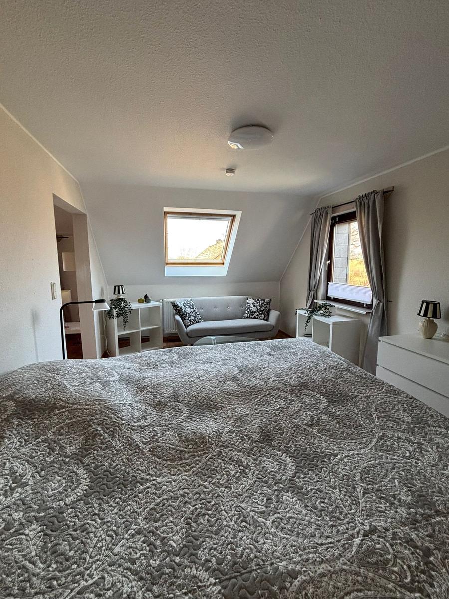 Schlafzimmer 4; OG; mit großem Boxspringbett