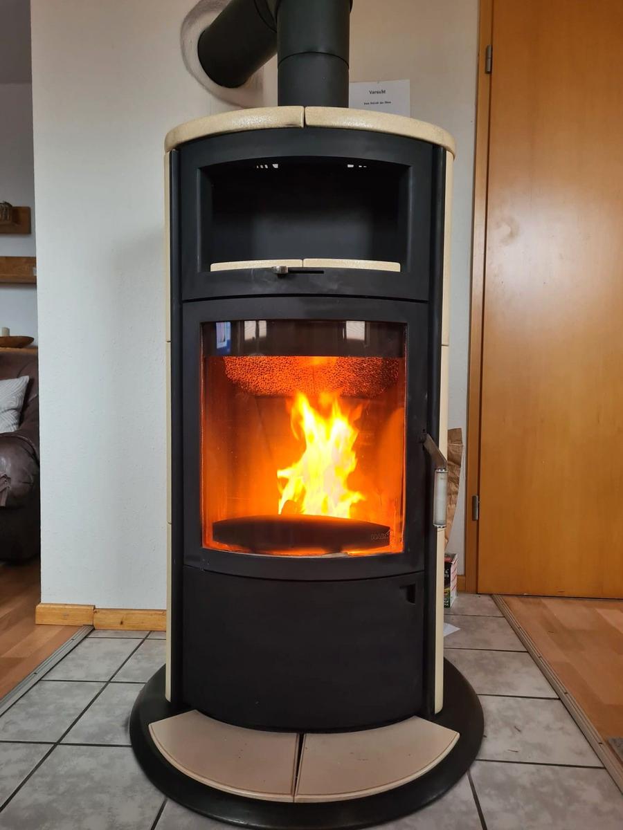 Kaminofen mit gemütlicher Wärme an kalten Wintertagen