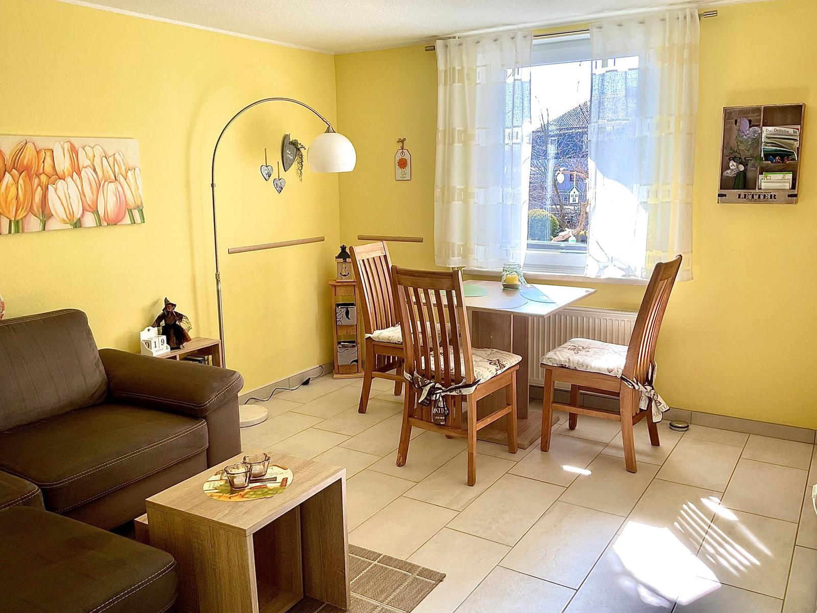 Vom Esstisch aus blicken Sie in den Garten.