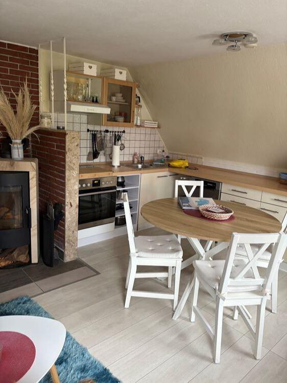 Küche und Esstisch mit 4 Sitzgelegenheiten...