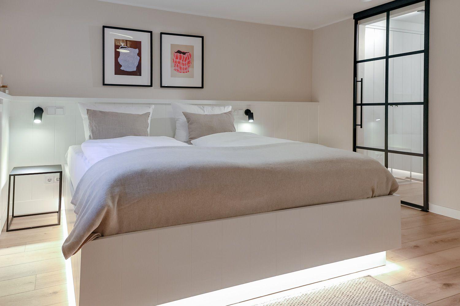 Schlafzimmer mit Doppelbett und Lichtdesign