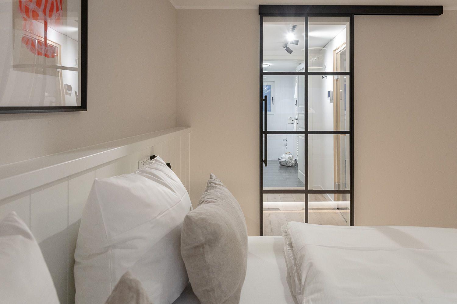 Schlafzimmer mit separaten Duschbad und WC