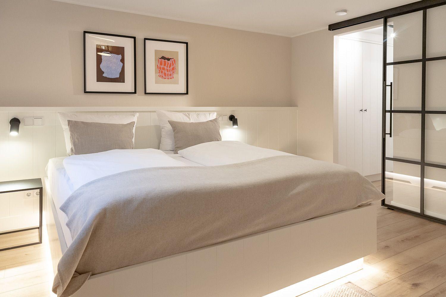 Schlafzimmer mit Doppelbett und Schrankeinbauten