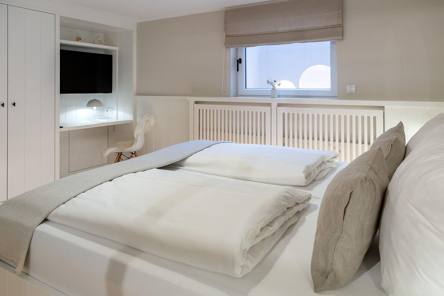 Schlafzimmer mit Blick zum Fernseher