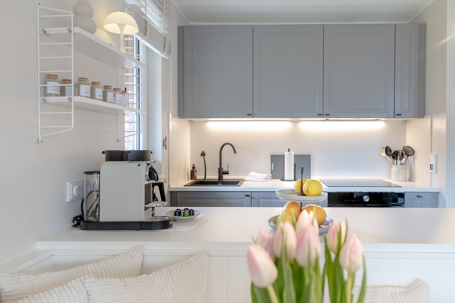 Moderne Küche mit allen Geräten