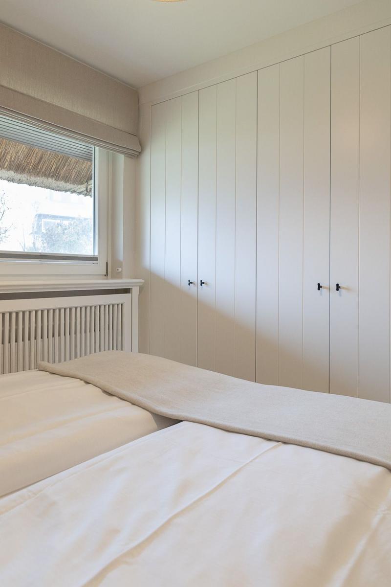 Schlafzimmer mit Doppelbett und Schrankeinbauten