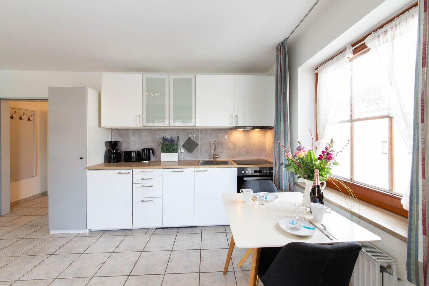 Küche mit Essbereich, Fenster und Küchenzeile