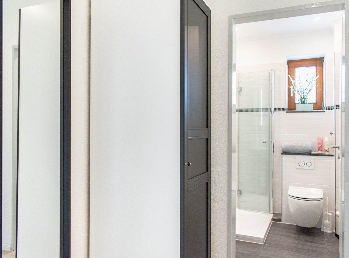 Badezimmer mit Dusche, Toilette und Fenster